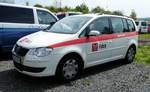 =VW Touran der Firma FALCK steht auf dem Parkgelände der RettMobil Fulda, Mai 2017