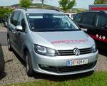 =VW Touran von  PROTOS  steht auf dem Parkplatz der RettMobil 2017 in Fulda, Mai 2017