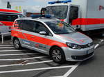 VW Touran der Malteser am 16.06.17 auf dem Hessentag in Rüsselsheim