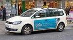 =VW Touran-Taxi steht im Oktober 2019 in Fulda