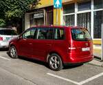 Rückansicht: VW Touran in Red Spice. Foto: 09.2021