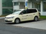 VW Touran von Taxi Maiweg aus Bad Wildungen wartet auf einen Fahrgast, Oktober 2013