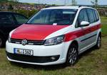 =VW Touran der Feuerwehr LÜBECK, gesehen auf dem Parkplatz der RettMobil 2017 in Fulda - Mai 2017