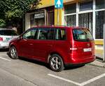Rückansicht: VW Touran in Red Spice.