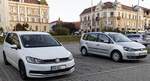 Hier sind zwei VW Touran zu sehen.