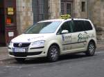 VW Touran als Taxi am Bahnhof von Apolda am 22.10.2009