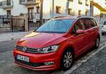 VW Touran (zweite Generation)in orange, gesehen in Januar, 2020.