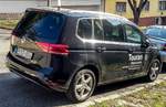 Rückansicht: VW Touran gesehen in März, 2020.