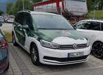 =VW Touran der Molkerei BERCHTESGADENER LAND steht im Juli 2022 in Piding