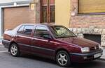 VW Vento in der Farbe Hot Chili Red (Chilirot).
