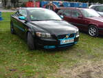Volvo C70 der Baureihe M, wie er von 2005 bis 2013 auf der Plattform der Volvo Baureihe S40 im nicht mehr existierenden Volvo-Werk Uddevalla im schwedischen West-Gotland produziert wurde. Es war eine breit gefächerte Anzahl von Motorisierungen in einem Leistungsspektrum von 136 PS bis 230 PS lieferbar. Youngtimertreffen des AMC Duisburg am 21.09.2025.