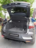 Ja, es ist ein Stromer: Ladekabel im Kofferraum des Jaguar I-Pace auf der Autoschau in Krefeld an der Rennbahn, 24.6.18