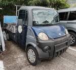 =Mega, steht im September 2025 auf einem Hotelparkplatz