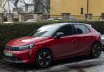 Hier ist ein Opel Corsa F (elektrisch) in Kardiorot zu sehen.