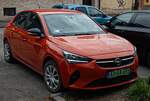 Hier ist ein Opel Corsa F Electric pre-Facelift in der Farbe Power Orange zu sehen.