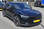 Polestar 2, in Schwarz am Stra�enrand. 03.2025