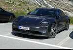 Ein Porsche Taycan GTS auf dem Parkplatz bei der Staumauer Mattmark/VS am 20.07.206