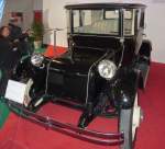Schon 1916 gab es den  Detroit  mit Benzinmotor und Elektromotor; Hybridautos sind keine Erfindung unserer Zeit! 8 Batterien mit 96 Volt verhalfen zu immerhin 3 PS.
