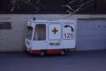Am 20.9.1998 stand dieser kuriose  Krankenwagen  mit Blaulicht  als Rettungsfahrzeug im Heidepark Soltau.