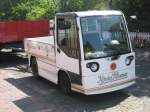 Still Elektroplattformwagen eines Getänkehändlers auf Wangerooge gsehen am 8,8,12