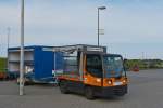 . Elektromobil STILL wartet am Anleger von Spiekeroog in auf Gepäck von den Ferien Gästen welche mit der Fähre anreisen.  09.10.2014