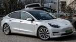 Hier ist ein Tesla Model 3 zu sehen.