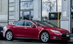 Roter Tesla am Strassenrand, aufgenommen am 03.03.2016.