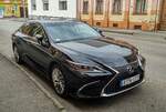 Lexus ES300h.