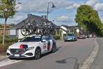 Mercedes Benz E 220d, (W 123), an der Spitze von mehreren Fahrzeugen, die hinter dem Peloton bei der Skoda Tour de Luxemburg herfahren.