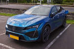 Peugeot 408 Hybrid, steht an einer Ladesäule. 09.2025