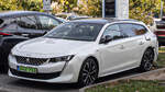 Peugeot 508 II SW an einer Ladestation.