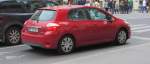 Toyota Auris wartet an einer Wiener Ampel auf grünes Licht.(5.4.2012)