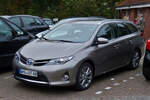 Toyota Auris Hybrid, gesehen auf einem Parkplatz. 10.2014