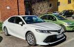 Moderner Toyota Camry Hybrid, gesehen in April, 2021.