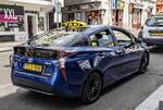 Rückansicht: Toyota Prius IV als Taxi in Ungarn. Foto: 06.2022
