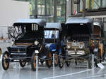 Ein amerikanischer Elektrowagen Baker Electric aus dem Jahr 1908 & Dampfwagen der Mobile Company of America aus dem 1900. (Verkehrszentrum des Deutschen Museums München, August 2020)