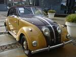 Adler 2.5 Liter Typ 10 in der Karosserieversion viersitziges Cabriolet. Produziert wurde das Modell von 1937 bis 1940. Der Typ 10 war als viertürige Limousine (Karosserien von Ambi-Budd/Berlin), zwei- und viersitziges Cabriolet (Karosserien von Karmann/Osnabrück) oder als Sport Limousine (Karosserie von Buhne/Berlin) lieferbar. Die Konstruktion dieses Typs stammte von Karl Jenschke, der 1936 von den österreichischen Steyr-Werken zu Adler nach Frankfurt gewechselt hatte. Jenschke zeigte sich bei Steyr für die Konstruktion des Typs 50/55 (Steyr-Baby) verantwortlich. Viele Stilelemente des Steyr-Baby fanden sich im Entwurf des 2.5 Liter wieder. Der Sechszylinderreihenmotor leistet 58 PS aus einem Hubraum von 2.494 cm³. Ein solches, viersitziges, Cabriolet kostete bei seinem Erscheinen RM 5950,00. Der gezeigte Wagen wurde 1938 produziert. Classic Remise Düsseldorf am 22.02.2023.