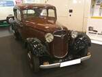 Adler Trumpf Junior E1 mit Ambi Budd Ganzstahlkarosserie, wie er von 1936 bis 1941 in Frankfurt am Main gebaut wurde. Bereits 1939 wurde der 100.000´te Trumph Junior verkauft. Da die deutsche Wehrmacht Kleinwagen mit Frontantrieb verschmähte, haben viele Adler und DKW´s den 2. Weltkrieg überlebt und auch noch in der Nachkriegszeit tapfer ihren Dienst verrichtet. Der wassergekühlte Vierzylinderreihenmotor hat einen Hubraum von 995 cm³ und leistet 25 PS. Die Höchstgeschwindigkeit wurde von den Adler-Werken mit 90 km/h angegeben. Der gezeigte Trumpf Junior wurde 1937 gebaut. Essen Motor Show am 28.11.2025.
