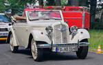 =Adler Trumpf Junior, Bj. 1939, 25 PS, bei der Zufahrt zur Oldtimerausstellung auf dem Gelände von Schloß Fasanerie bei Eichenzell, 06-2025