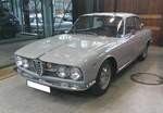 Alfa Romeo 2000 Sprint, wie er nur in den Jahren 1961 und 1962 produziert wurde. Der von Bertone gezeichnete  Sprint  sollte sich richtungsweisend für die Coupe Linie der Milanesen erweisen. Sowohl in technischer als auch in optischer Hinsicht. Der Vierzylinderreihenmotor mit DOHC-Technik hat einen Hubraum von 1975 cm³ und leistet 115 PS. Die Höchstgeschwindigkeit wurde seinerzeit mit 172 km/h angegeben. Zum richtigen Gentleman-Sportwagen wurde wurde das Modell aber erst, als der Sprint 2000 im Sommer 1962 durch den sechszylindrigen Sprint 2600 abgelöst wurde. Classic Remise Düsseldorf am 03.10.2025.