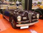 Alfa Romeo 6C 2500 SS Super Sport Cabriolet mit einer Karosserie von Pininfarina aus dem Jahr 1949. Nach WW2 triumphierten die Alfa Romeo Rennwagen der 1500 Kubikzentimeter-Klasse auf den Rennstrecken Europas. Zu kaufen gab es aber nur das Vorkriegsmodell 6C 2500 in den Versionen S = Sport und SS = Super Sport. Die Chassis der Fahrzeuge wurden an namhafte Karosseriebaubetriebe geliefert und dort aufgebaut. Der gezeigte Wagen wurde von der Carrozzeria Pininfarina aufgebaut. Charakteristisch ist die noch bis weit in 1950´er Jahre bei Alfa Romeo verbaute Rechtslenkung. Der Sechszylinderreihenmotor dieser Schönheit hat einen Hubraum von 2443 cm³ und leistet 110 PS. Essen Motorshow am 06.12.2023.