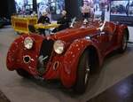 Alfa Romeo 8C 2900 Zagato aus dem Jahr 1938. Der erste Alfa Romeo 8C erschien im Jahr 1931. Das geniale Meisterwerk von Konstrukteur Vittorio Jano (*1891 +1965). Der 1938 erschienene 8C 2900 wurde als Rennwagen für die Mille Miglia und das 24 Stunden Rennen von Le Mans entwickelt. Der 2900 war die letzte Ausbaustufe des etablierten 8C-Motors von Alfa. Der Achtzylinderreihenmotor hat einen Hubraum von 2905 cm³ und soll um die 205 PS leisten. Das ganze wurde von zwei Kompressoren unterstützt. Die Karosserie für dieses Modell wurde größtenteils von Carrozzeria Touring gefertigt. Vom gezeigten Fahrzeug sollen lediglich fünf Autos gebaut worden sein. Techno Classica Essen am 06.04.2024.