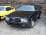 Alfa Romeo 75. Der Alfa Romeo 75 wurde 1985 vorgestellt und war mit Vierzylinderreihen- oder V6-Motoren lieferbar. Die 75 in der Typenbezeichnung war ein Tribut an das 75-jährige Firmenjubiläum der Marke aus Mailand im Jahr 1985. Oldtimertreffen am Theater an der Niebu(h)rg am 19.10.2025 in Oberhausen/Rheinland.