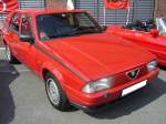 Alfa Romeo 75 Turbo. 1987 - 1991. Der Alfa Romeo 75 wurde bereits 1985 vorgestellt und war mit 4-Zylinderreihen- oder V6-motoren lieferbar. Die 75 in der Typenbezeichnung war ein Tribut an das 75-jährige Firmenjubiläum im Jahr 1985. Der Turbo leistet aus seinen vier Zylindern mit 1779 cm³ Hubraum 155 PS. Oldtimertreffen Kokerei Zollverein am 03.08.2014.