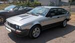 Ein rechts gelenkter Alfa Romeo GTV 6 2.5 Litri im Farbton argento.