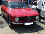 Alfa Romeo GT 1300 Junior. 1966 - 1970. Die GT oder auch Sprint genannten Modelle waren die zweitürige Coupeversion der bereits 1962 vorgestellten Giulia. Der 4-Zylinderreihenmotor mit 1.290 cm³ Hubraum leistet 89 PS. Im Jahr 1970 erfuhr das Coupe ein Facelift. Die Modelle vor diesem Facelift werden aufgrund der etwas abgesetzten Motorhaube auch  Kantenhauber  genannt. Oldtimertreffen an der  Alten Dreherei  in Mülheim an der Ruhr am 15.06.2019.
