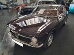 Alfa Romeo GT 1300 Junior, gebaut von 1966 bis 1970. Die GT oder auch Sprint genannten Modelle waren die zweit�rige Coupeversion der bereits 1962 vorgestellten Giulia. Der Vierzylinderreihenmotor mit einem Hubraum von 1.290 cm� leistet 89 PS. Im Jahr 1970 erfuhr das Coupe ein Facelift. Die Modelle vor diesem Facelift werden aufgrund der etwas abgesetzten Motorhaube auch  Kantenhauber  genannt. Techno Classica Salon in Dortmund am 25.09.2026.