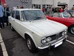 Alfa Romeo Giulia 1.3 Super im Farbton bianco, gebaut in den Jahren von 1964 bis 1971.