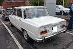 Heckansicht eines Alfa Romeo Giulia 1.3 Super aus dem Jahr 1973 im Farbton bianco.