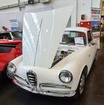 Alfa Romeo Giulietta Sprint 1300 der Seria 1 aus dem Jahr 1958. Das Modell wurde auf dem Turiner Autosalon des Jahres 1954 vorgestellt. Als der Salon nach einer Woche zu Ende ging hatten ca. 3000 Kunden eine Bestellung für ein solches Coupe unterschrieben. Das Modell wurde bis 1964 in drei Serien hergestellt. Das gezeigte Auto der ersten Serie wird von einem Vierzylinderreihenmotor angetrieben, der aus einem Hubraum von 1290 cm³ eine Leistung von 80 PS an die Hinterachse weiterleitet. Die Höchstgeschwindigkeit wurde mit 160 km/h angegeben. Techno Classica Essen am 27.03.2022. 